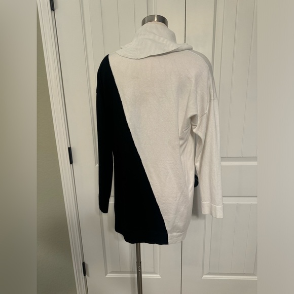 Slim Factor by investments- Size Large black and white asymmetrical swea… - Picture 2 of 6